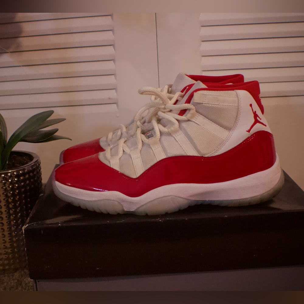 Mens 10.5 Nike Air Jordan 11 Retro Cherry Varsity Red